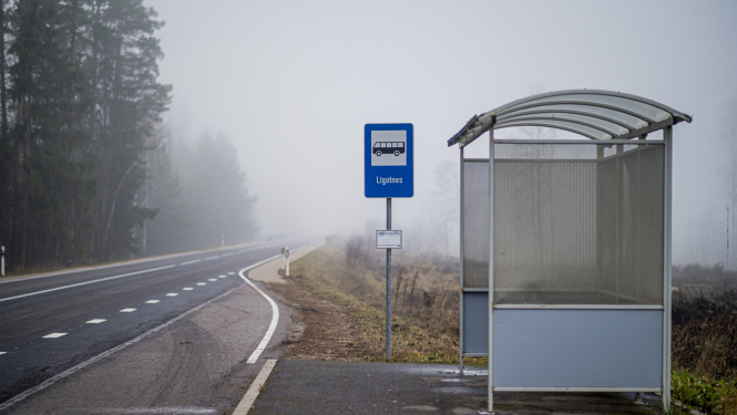 Reģionālā transporta pietura rudenī
