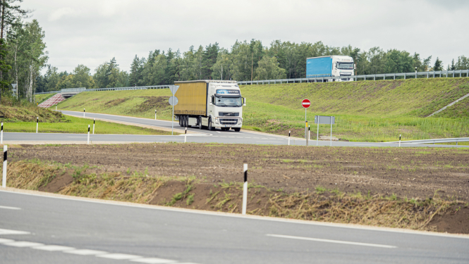 Šoseja pa kuru brauc divi smagie auto