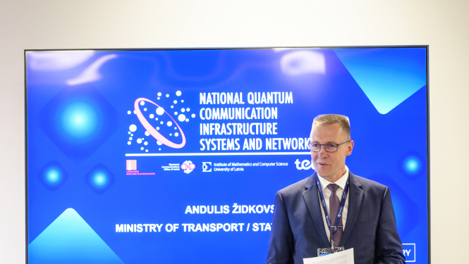 Satiksmes ministrijas pārstāvis veic uzrunu projekta pasākumā