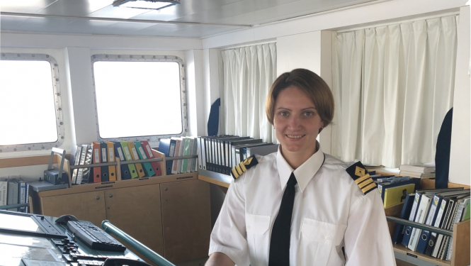 Anita Šķinuma pie kuģa stūres