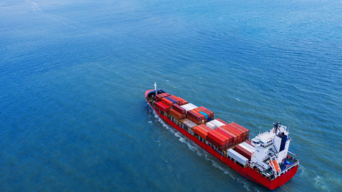 kravas kuģis jūrā