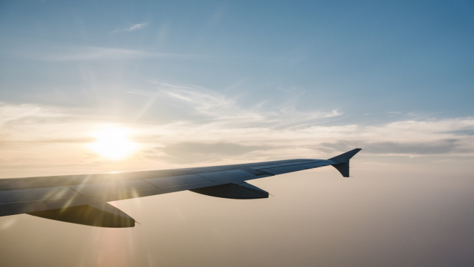 lidmašīnas spārns mākoņos