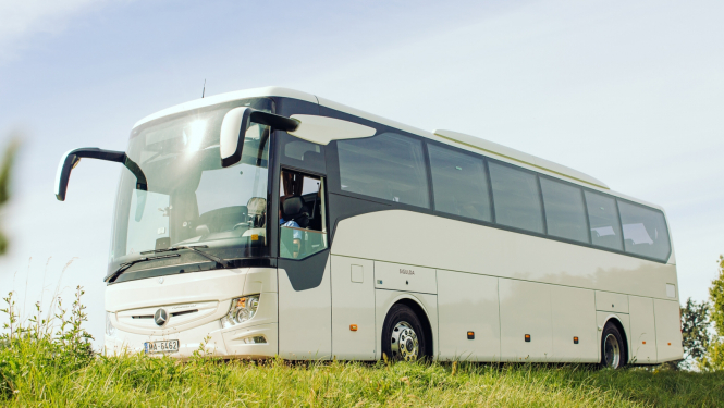 autobuss uz autoceļa saulainā vasaras dienā