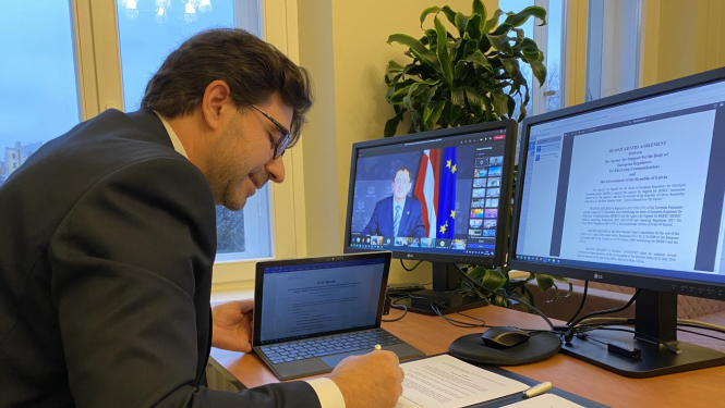 Eiropas Elektronisko sakaru regulatoru iestādes direktors Lāslo Ignēci attālinātā formātā paraksta jaunu mītnes līgumu