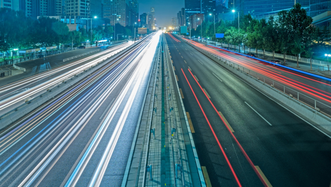 izplūdušas gaismas uz šosejas