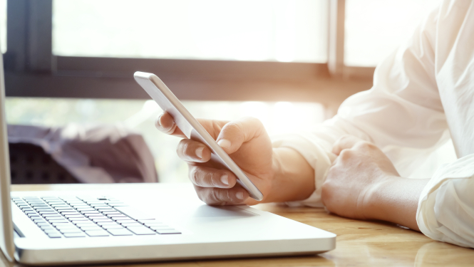 viedtālrunis un dators