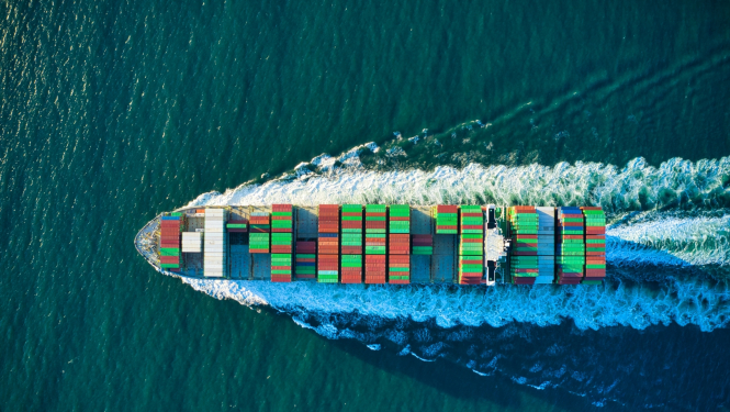 kravas kuģis jūrā