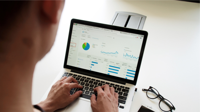 jauns vīrietis skatās portatīvā datora ekrānā