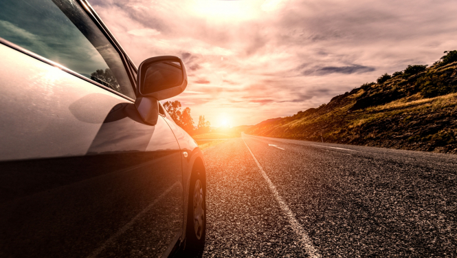 automašīna saulrietā