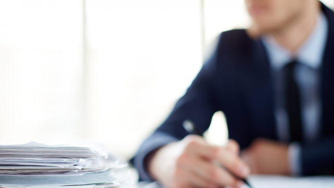 dokumentu kaudze ar vīrieti fonā