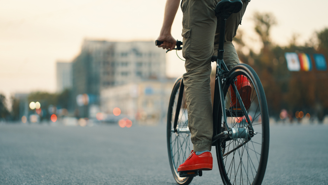 velosipēdists ielās