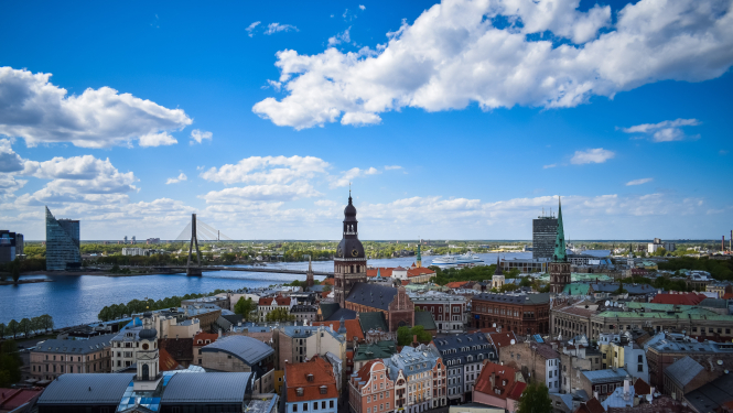 skats uz Vecrīgu skaidrā vasaras dienā