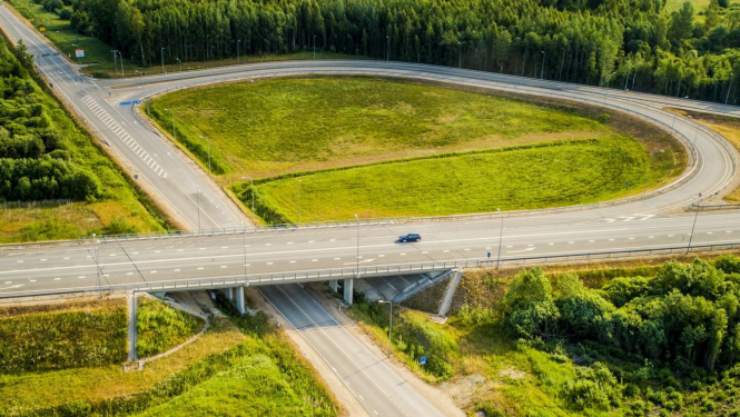Atjaunots ceļa posms - krustojums divos līmeņos un lokveida uzbrauktuvi uz tā