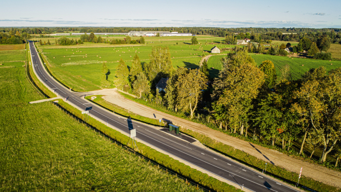 skats uz ceļu no putna lidojuma