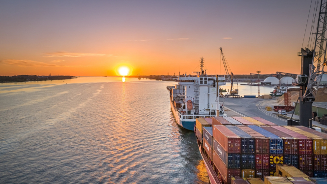 Rīgas brīvosta saulrietā