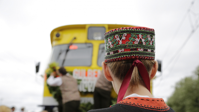 tautu meita ar vilcienu fonā