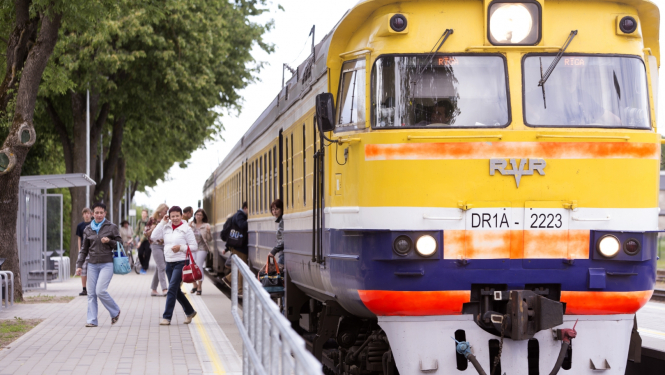 cilvēki izkāpj no vilciena