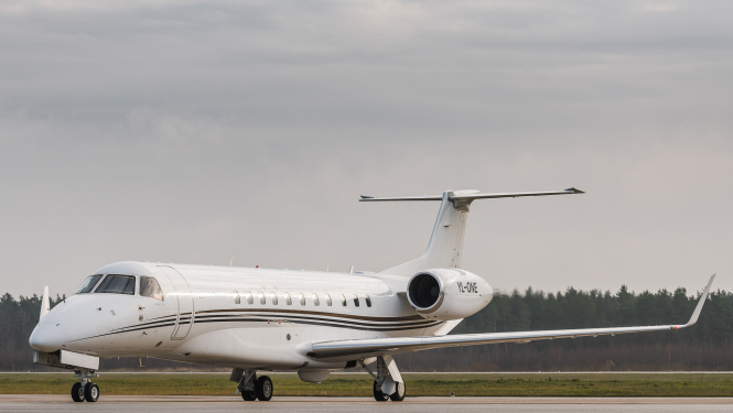 lidmašīna uz skrejceļa