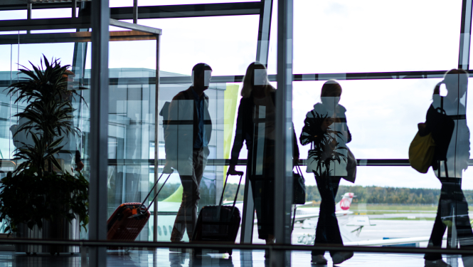 cilvēki lidostā Rīga