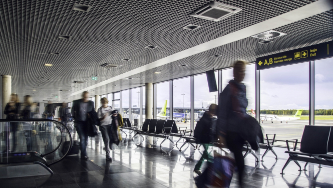 cilvēki Rīgas lidostā