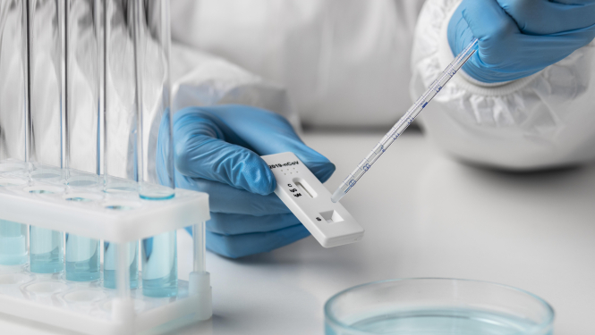 ilustrācija covid 19 testa veikšanai