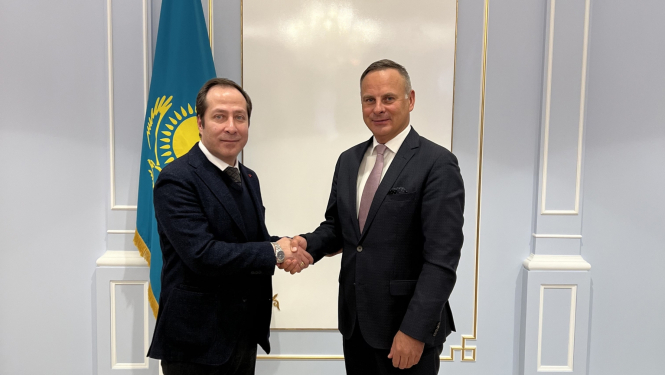 Kazahstānas vēstnieks Timurs Primbetovs un Satiksmes ministrijas valsts sekretāres vietnieks Uldis Reimanis