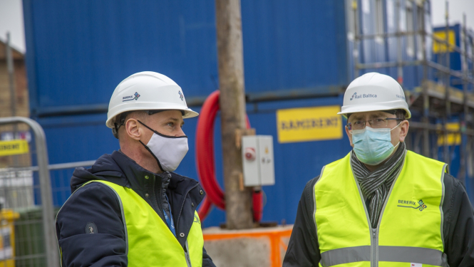 Satiksmes ministrs Tālis Linkaits aplūko Rail Baltica būvlaukumu