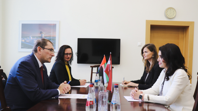 Satiksmes ministrs tiekas ar Apvienoto Arābu Emirātu vēstnieci