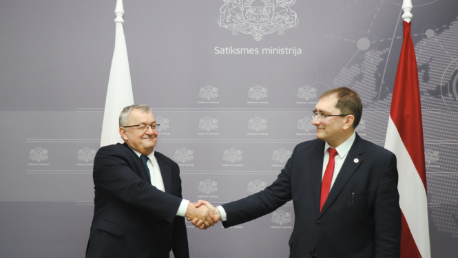 Polijas infrastruktūras ministrs Andžejs Adamčiks un Latvijas satiksmes ministrs Tālis Linkaits sarokojas