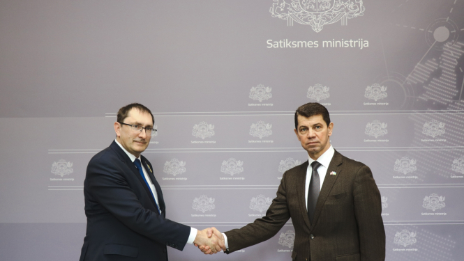 Satiksmes ministrs un Ukrainas vēstnieks