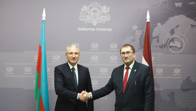 satiksmes ministrs Tālis Linkaits un Azerbaidžānas ekoloģijas un dabas resursu ministrs Mukhtars Babajevs  