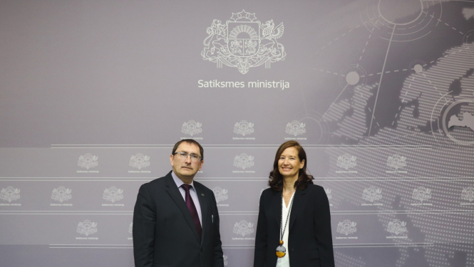 satiksmes ministrs un spānijas vēstniece