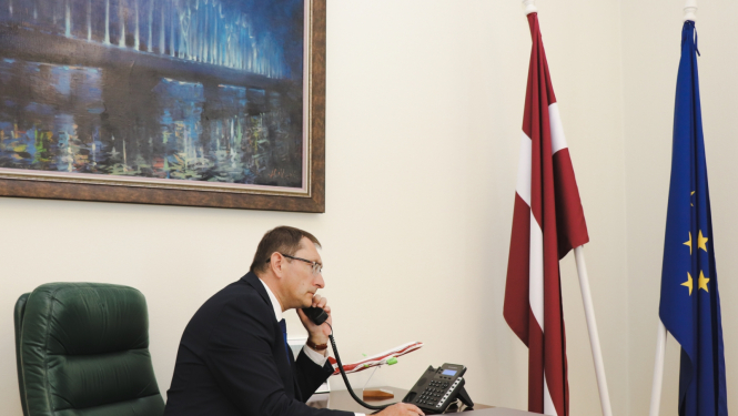 satiksmes ministrs Tālis Linkaits pie telefona