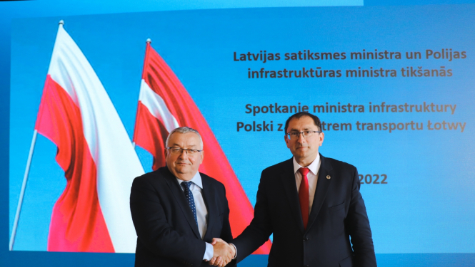Polijas infrastruktūras ministrs Andžejs Adamčiks un Latvijas satiksmes ministrs Tālis Linkaits sarokojas