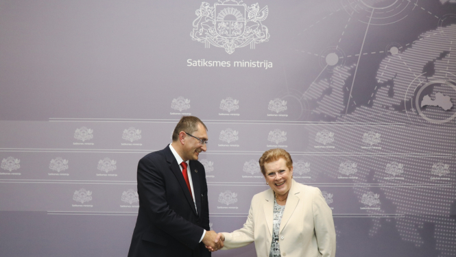 Satiksmes ministrs Tālis Linkaits un Katrīna Trautmane