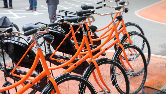 oranži velosipēdi Siguldas veloielas atklāšanas pasākumā