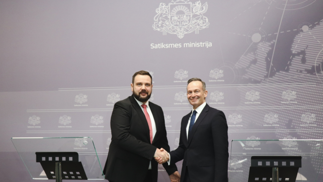 Satiksmes ministrs Jānis Vitenbergs sarokojas ar Vācijas digitālas infrastruktūras un satiksmes ministru Dr. Folkeru Visingu