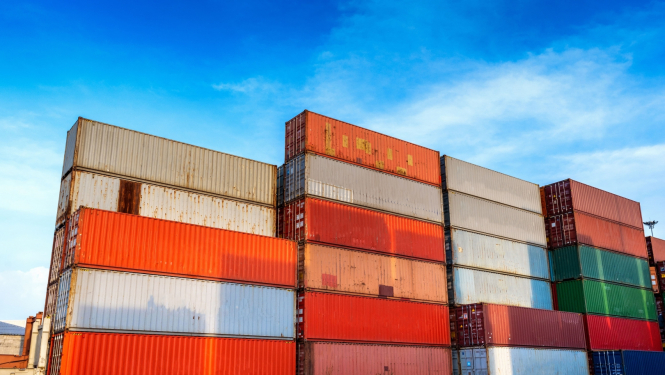 krāsaini kravas konteineri