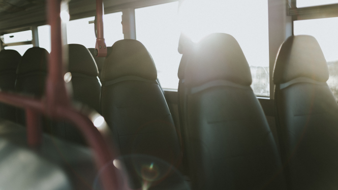 krēsli autobusa salonā