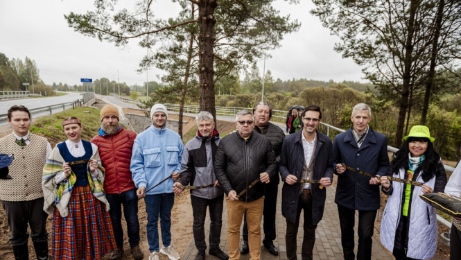 Jēkabpils novadā atklāta jaunā gājēju un velobraucēju infrastruktūra un atjaunotais tilts pār Pelītes upi