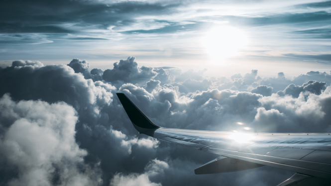 lidmašīnas spārns mākoņos