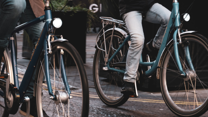 velosipēdisti ielās