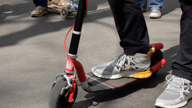 kājas uz elektriskā skrejriteņa