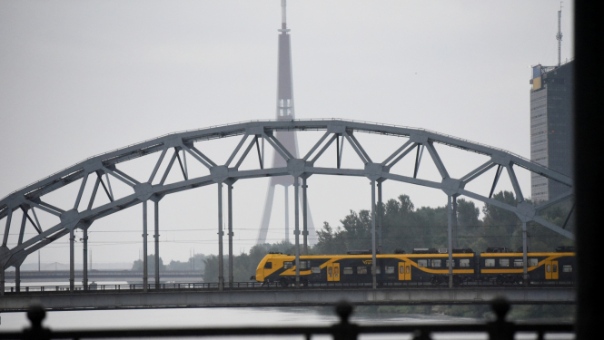 Elektrovilciens "Vivi" uz Dzelzceļa tilta