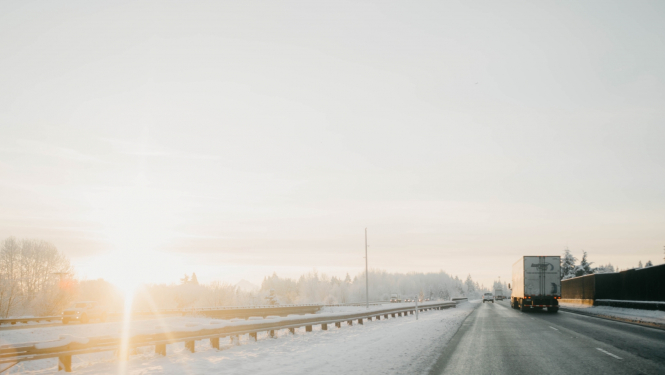 kravas auto uz ceļa