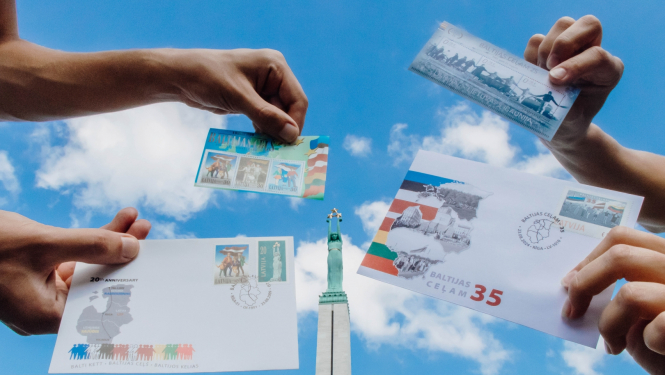 Latvijas Pasts velta īpašu aploksni Baltijas ceļa 35. gadadienai 
