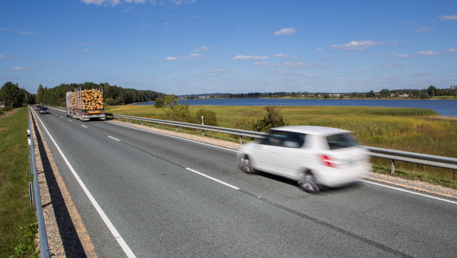 automašīnas uz šosejas