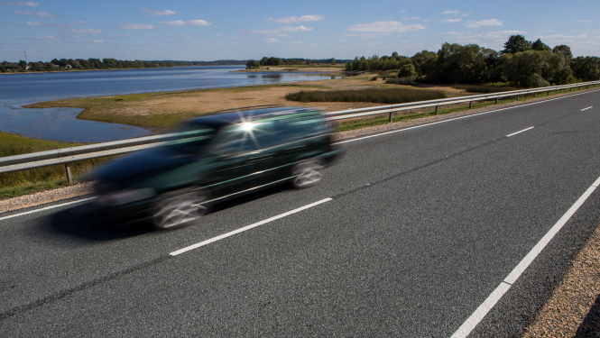 automašīna uz šosejas