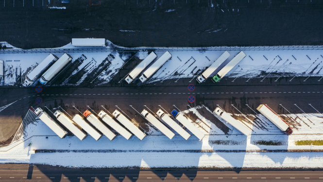 skats uz kravas mašīnām no augšas