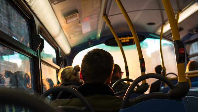 siluets sabiedriskajā transportā